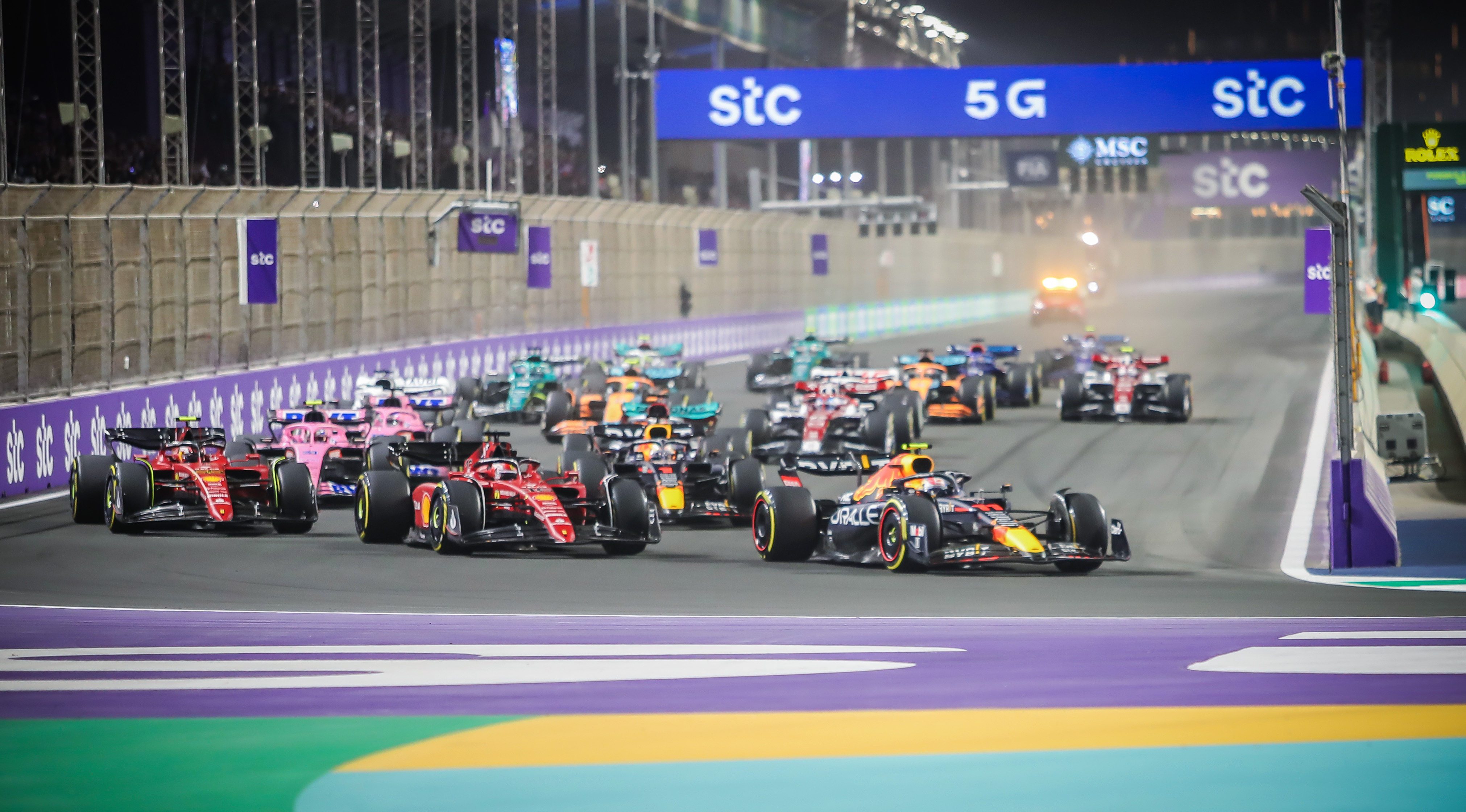 F1 Cars racing at night(Taken from: https://bleacherreport.com/articles/10031301-formula-1-announces-night-race-in-las-vegas-beginning-in-2023)